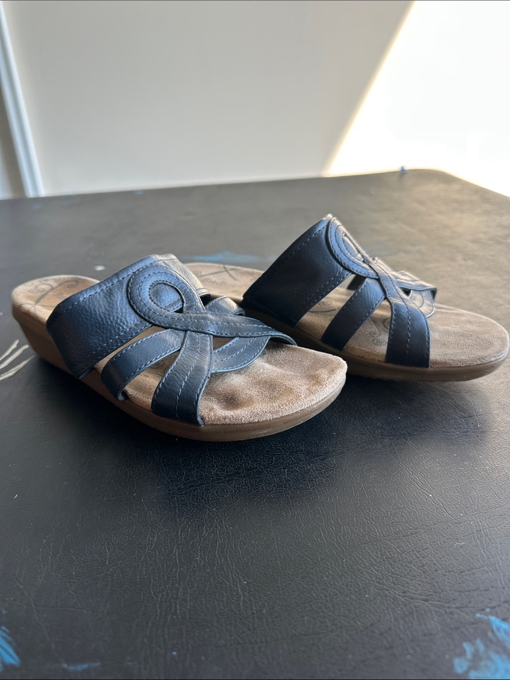 Baretraps Findie women’s navy and tan sandals size 7W